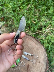 Cuchillo Llavero Mini Hecho a Mano con Patrón Damasco, Mango de Madera Multicolor y Funda de Cuero - Cuchillos Premium de Alta Calidad - Product Image 2