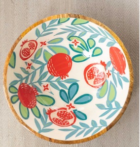 Plato redondo de madera hecho a mano con diseño bohemio de plantas de granada para aperitivos y postres de fiesta. - Product Image 1