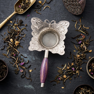 Infuseur à thé papillon argenté avec maille fine et manche en bois, infuseur à thé de luxe pour thé en feuilles, accessoire de cuisine élégant - Product Image 1