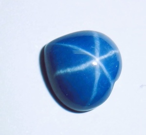 Saphir bleu étoilé en forme de cœur 10x10 mm 4,5 carats, cabochon poli créé en laboratoire avec effet étoile à 6 branches pour la fabrication de bijoux - Product Image 2