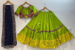 Lehenga Choli à imprimé feuille d'or avec broderie de fils miroir, Blouse et Dupatta Bandhej, Tenue de créateur pour occasions festives (130 bhakti lehngha) - Product Image 5