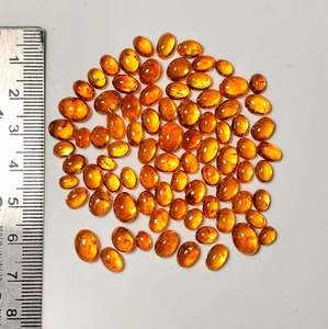 โกเมนสเปซซาร์ไทต์ธรรมชาติ รูปไข่/ทรงสามเหลี่ยม แบบคาโบชอง สีส้มแมนดารินหายาก เปลี่ยนสีได้ ได้รับการรับรอง ขนาดปรับเทียบแล้ว - Product Image 4