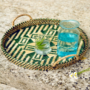 Plateau rond en rotin tressé à la main, orné d'un motif floral en relief complexe au centre, disponible à prix de gros. - Product Image 5
