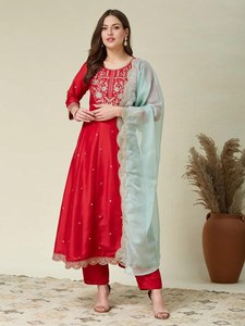 Ensemble Kurta en soie Vichitra de créateur avec dupatta en georgette brodée et pantalon droit – Vêtements pour femmes en gros - Product Image 1