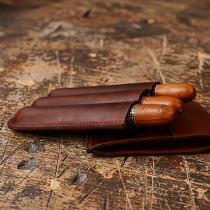 Estuche de cuero hecho a mano para cigarros con cortador integrado, estuche de transporte con cortador integrado y material de cuero genuino en venta. - Product Image 1