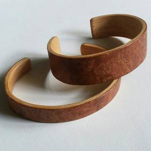 Brazalete de Madera Tallada Marrón Natural, Estilo Vintage Moderno, Ecológico, para Bodas y Negocios - Product Image 3