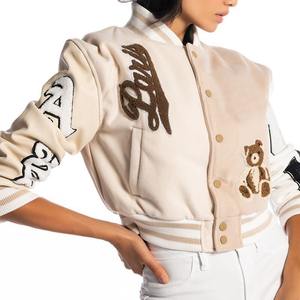 Chaqueta Corta de Béisbol Varsity Personalizada de Fábrica para Mujer, 100% Lana, con Bordado Chenille, Estilo Urbano - Product Image 3