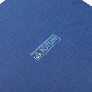 Caja de papel corrugado impresa 4C de lujo Embalaje Premium con inserto de espuma Presentación de regalo única elegante para envío de ropa - Product Image 3