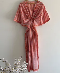 Robe maxi kaftan en coton imprimé rouge corail de qualité supérieure, style bohème, col en V, manches courtes et coupe décontractée pour les vacances. - Product Image 2