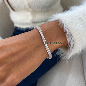 Bracelet tennis en argent S925 plaqué rhodium pour femme, serti de moissanite taille brillant ronde, monture en canal, luxe pour usage quotidien - Product Image 1