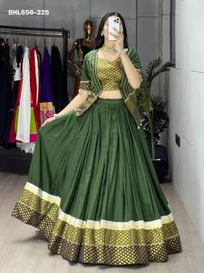 Fournisseur de tenues de festival de qualité supérieure en rayonne et coton avec travail de broderie Daaman en soie, ensemble Lehenga-Blouse & Koti, de Surat. - Product Image 3