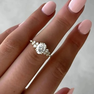 แหวนหมั้นเพชรโมอิสซาไนต์ทรงรี 2 กะรัต แบบคลัสเตอร์ แหวนทองคำแท้ 14K แหวนคลัสเตอร์ทรงรี สไตล์อาร์ตเดโค แหวนแต่งงาน แหวนสัญญา แหวนเจ้าสาว - Product Image 1