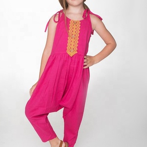 Salopette Style bohème pour petite fille, costume rose tendance, avec détail en dentelle jaune, bretelles réglables pour serrage - Product Image 2