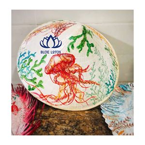 BEST-SELLER Chapeau vietnamien décoratif en gourde sculptée Lotus Bleu, modèle Kristen Nguyen, cadeau culturel unique et accessoire de photographie - Product Image 1