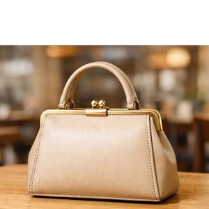 Bolso cruzado de piel sintética para mujer con solapa y cierre rectangular dorado - Product Image 5