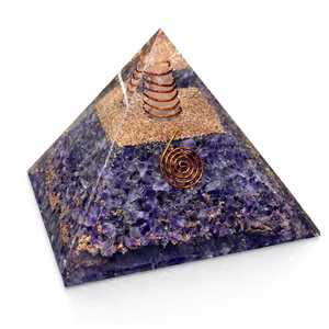 Pirámide de Orgonita de Resina de Amatista al por Mayor con Bobina de Cobre, Virutas de Piedras Preciosas y Geometría Sagrada para Sanación Energética - Product Image 1