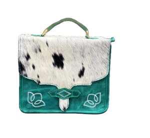 Le sac bandoulière ultime pour femme, artisanal, bohème, en cuir de vachette à imprimé animal, avec surpiqûres, écologique, prêt pour les voyages et l'usage quotidien - Product Image 1