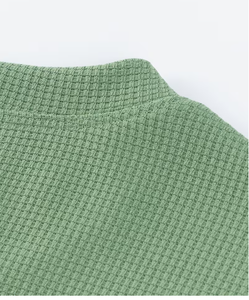 เสื้อเชิ้ตแขนยาวผู้ชายสีเขียว ผ้าถักลำลอง สีพื้น ระบายอากาศได้ดี คอวี เหมาะสำหรับใส่ในฤดูใบไม้ร่วง เสื้อแขนยาวผ้าฝ้าย - Product Image 3