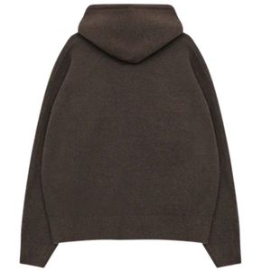 เสื้อฮู้ดไหมพรมสีน้ำตาลแบบซิปพร้อมตราสัญลักษณ์ เสื้อผ้าลำลองแสนสบายสำหรับผู้ชายและผู้หญิง เสื้อฮู้ดซิปมีโลโก้เพื่อความสบายในชีวิตประจำวัน - Product Image 2
