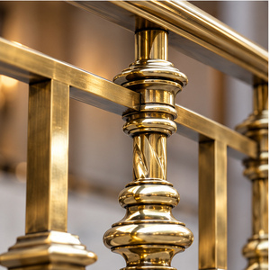 Rampe en laiton traditionnel doré avec balustres tournés pour hôtels et villas de luxe, main courante et balustrade - Product Image 2