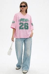 เสื้อฟุตบอลอเมริกันโอเวอร์ไซส์ ระบายอากาศได้ดี ป้องกันรังสียูวี แห้งเร็ว เสื้อตาข่ายสีชมพู สตรีทแวร์ คอวี พิมพ์ลาย 26 ตัว ทรงหลวม เสื้อฤดูร้อน - Product Image 2