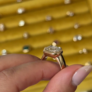 Bague solitaire en diamant de laboratoire taille coussin de 3 carats, provenant de mines anciennes, sertie clos en or jaune 14 carats, certifiée IGI - Product Image 3