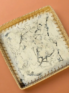 Bandeja cuadrada de resina con efecto mármol hecha a mano, con borde de ratán tejido, bandeja decorativa para mesa de café, decoración del hogar. - Product Image 6