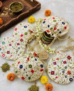 Sacs Potli en satin brodés faits main en Inde avec cordon de serrage, sacs cadeaux festifs, sacs pour Haldi, Mehndi, cadeaux de mariage, sacs pour faveurs de fête - Product Image 1