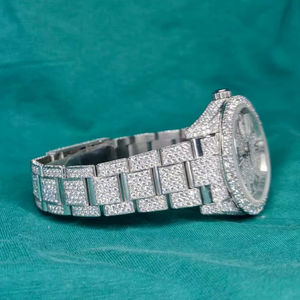 Reloj de Cuarzo de Moda para Hombre, Diseño de Pulsera de Acero Inoxidable de Dos Tonos, Totalmente Adornado con Cristales, Resistente al Agua - Product Image 1