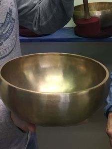Bol chantant bouddhiste tibétain en laiton avec marteau de frappe, conçu pour la guérison des chakras, la méditation et la relaxation - Product Image 4