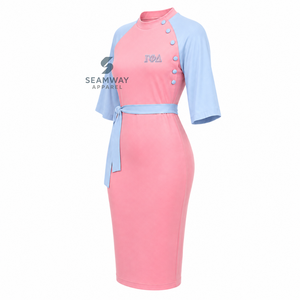 Robe moulante mi-longue Gamma Phi Delta pour femme, rose et bleue, à blocs de couleur contrastés, avec manches cape, détails boutonnés et ceinture à nouer à la taille - Product Image 3