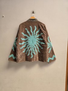 Veste Suzani en velours taupe pour femme, broderie soleil turquoise faite à la main, manteau ethnique bohème, vente en gros, vêtements d'extérieur de créateur, export - Product Image 2