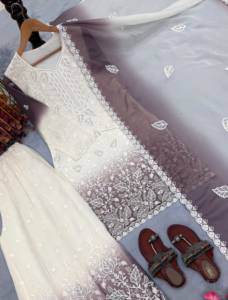 Salwar Kameez traditionnel blanc et violet brodé en coton pour femme, coupe ample, longueur au sol, tenue décontractée, style Inde Pakistan - Product Image 3
