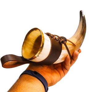 Flacon et tasse en corne de buffle de style viking, faits à la main, pour la consommation traditionnelle de cidre et de vin - Product Image 1