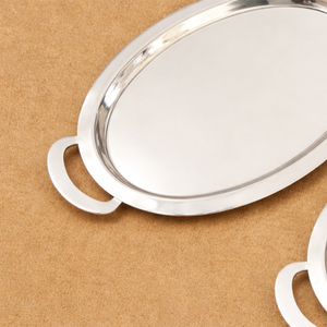 Magnifique ensemble de plateaux de service ovales en argent, finition polie et lisse, avec poignées latérales intégrées pratiques pour servir les aliments. - Product Image 6