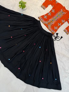 Ensemble décontracté pour femme : veste orange à séchage rapide en coton brodé style indien traditionnel et jupe longue noire - Product Image 3
