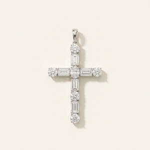 Pendentif croix en diamants de tailles variées, serti de diamants de style tennis à coupes ronde et émeraude alternées, pendentif religieux en or blanc 14 carats - Product Image 2