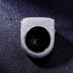 Bague Chevalière Homme en Argent 925 Plaqué Or avec Diamants de Laboratoire Taille Ronde Brillante Style Hip-Hop pour Usage Quotidien - Product Image 1