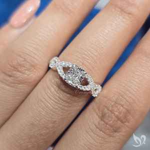 แหวนเพชรทรงยาว 1 กะรัต ดีไซน์ไขว้ประดับเพชรแบบพาเว่ รับรองโดย IGI ตัวเรือนทองคำขาว 10K - Product Image 4