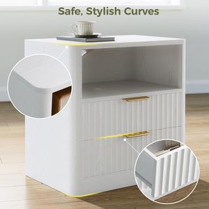 Set Moderno di 2 Comodini Scanalati in Legno con Cassetti Aperti e Ripiani, Comodino con Stazione di Ricarica - Product Image 4