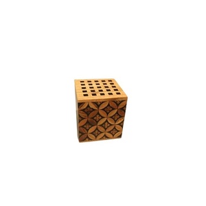 Quemador de Bakhoor de madera de primera calidad con diseño decorativo para quemar y decorar el hogar, disponible para la venta. - Product Image 1