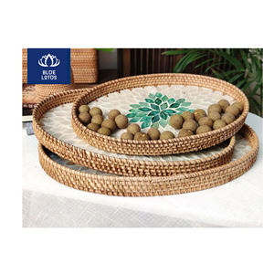 FAVORITO DE LOS CLIENTES: Bandeja de Ratán Ecológica con Incrustaciones de Conchas Naturales, Ideal para Servir en Fiestas y Decorar Cómodas - Product Image 1