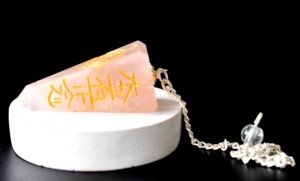Vente en gros de cristaux et pierres de quartz rose facettés pour la guérison énergétique Reiki et pendules de radiesthésie - Product Image 2
