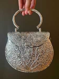 กระเป๋าคลัทช์ทองเหลืองโบราณสไตล์อินเดีย งานแฮนด์เมดสำหรับผู้หญิง พร้อมราคาที่เหมาะสมจาก UO ในอินเดีย - Product Image 4