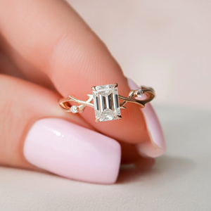 Bague de fiançailles en diamant taille émeraude, monture à griffes en or rose, bijoux fins classiques pour femme - Product Image 1
