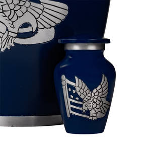 Urne funéraire en aluminium bleu avec drapeau américain et motif d'aigle gravés, incluant une mini urne souvenir assortie - Product Image 3