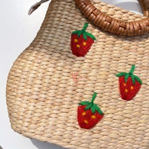 Sac fourre-tout en paille tressée avec poignée ronde, sac à bandoulière brodé fraise, sac de plage et de voyage zippé pour femme - Product Image 2