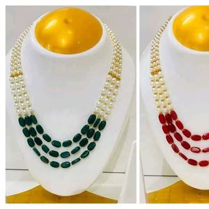 Exquisito collar de tres capas con perlas y cuentas, una combinación perfecta de elegancia tradicional y encanto contemporáneo. - Product Image 1