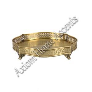 Bandeja de latón de diseño moderno con acabado elegante, perfecta para fiestas navideñas de Axiom Home Accents - Product Image 3