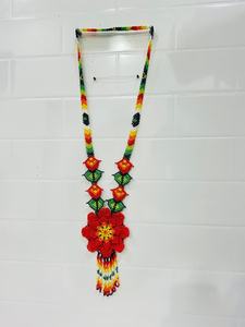 Collier artisanal perlé avec pendentif tournesol porté par une mannequin – Bijou artisanal traditionnel mettant en valeur l'élégance culturelle - Product Image 3